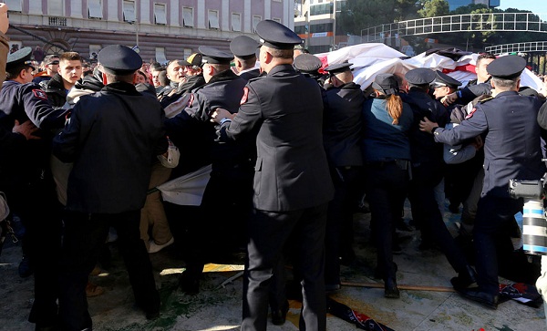 阿尔巴尼亚抗议者向总理办公室投掷汽油弹，要求总理辞职