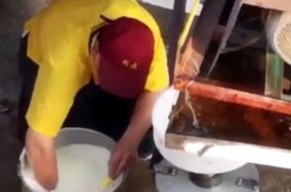 永和豆浆被曝员工用手搅拌豆浆
