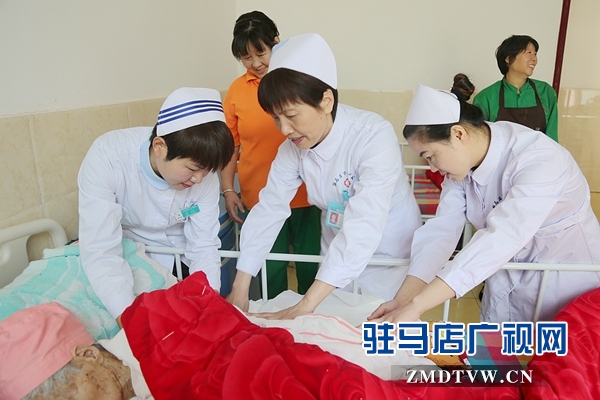 驻马店市中心医护人员慰问敬老院