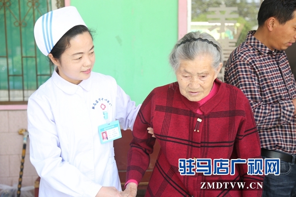驻马店市中心医护人员慰问敬老院