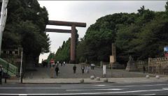 一男子在靖国神社剖腹自杀身亡，日本极右翼将军称赞