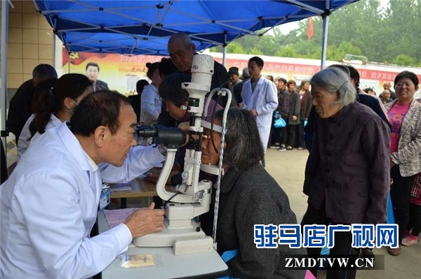 尖峰眼科医院医疗扶贫“光明行”走进杨庄户乡