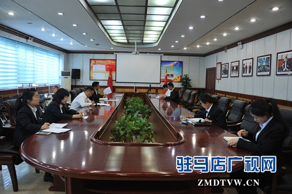 中原银行驻马店分行行长助理邓中武一行深入市区支行督导企业服务规范化整顿提升工作