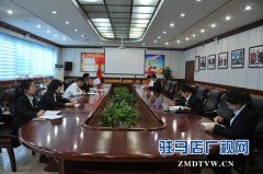 中原银行驻马店分行行长助理邓中武一行深入市区支行督导企业服务规范化整顿提升工作