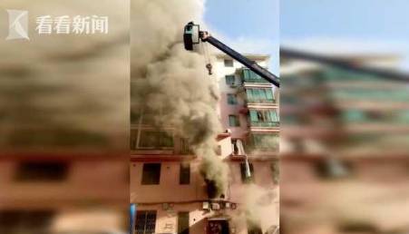 小伙驾驶吊车进入火场勇救14人：做自己该做的事