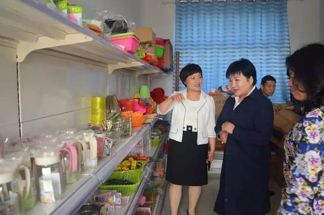 驻马店市女企业家协会携手爱心企业赴确山县竹沟镇西王楼村开展爱心捐助活动