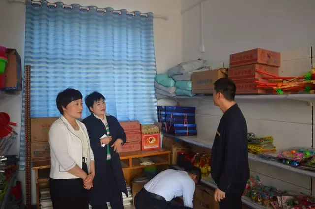 驻马店市女企业家协会携手爱心企业赴确山县竹沟镇西王楼村开展爱心捐助活动