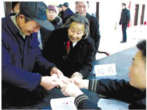 遂平一贫困户家中失火 帮扶干部及时救助