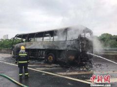 满载老人大巴自燃，司机未察觉，轿车超车将其“逼停”