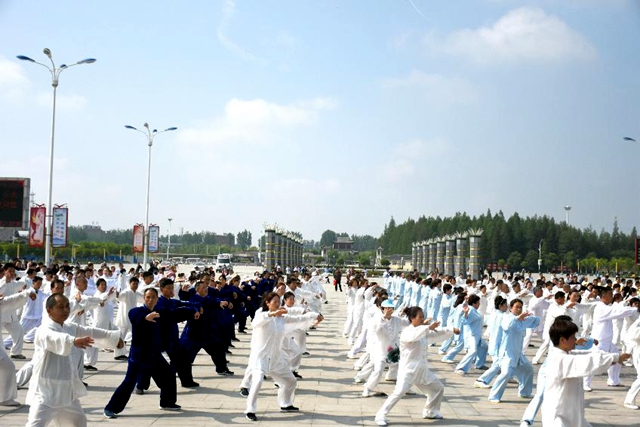 正阳：千人同练太极引导全民健身