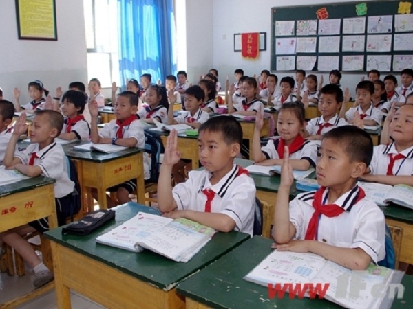 劝退义务教育阶段学生？学校：学校管理严 学生要求转学