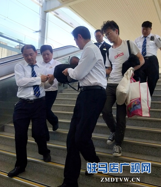 高铁列车上老人突发疾病 紧急停靠驻马店西站救助病人