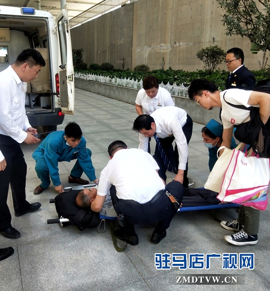 高铁列车上老人突发疾病 紧急停靠驻马店西站救助病人