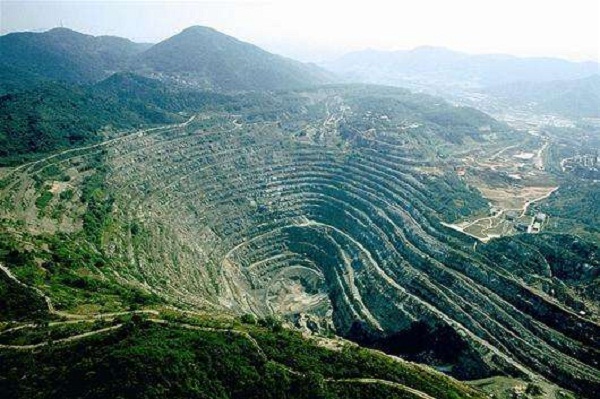 陈星：深化打击非法采矿治理行动 加强矿山生态修复工作
