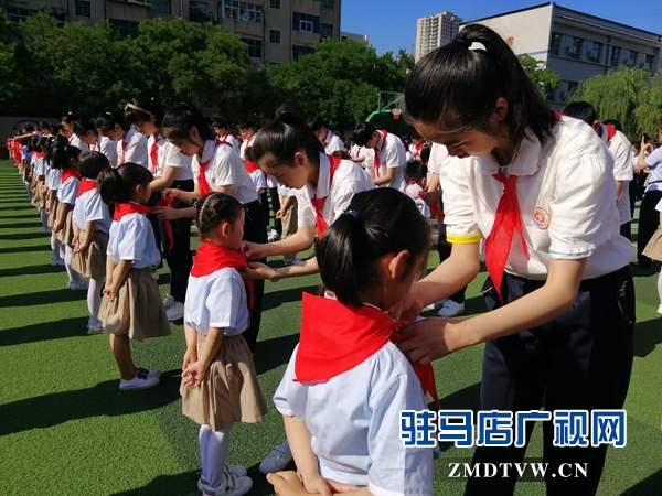 驻马店市举行少先队入队集中示范仪式
