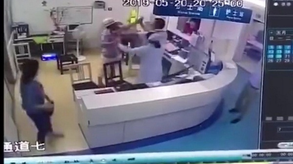温州一公职人员打医生 警方：嫌疑人具有完全受处罚能力