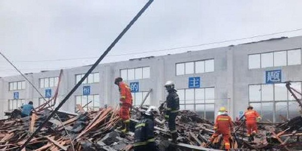 江苏常州一企业车间房顶坍塌，已致2人死亡15人受伤