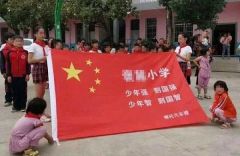 咋想的？！湖南一车企在国旗上印字打广告