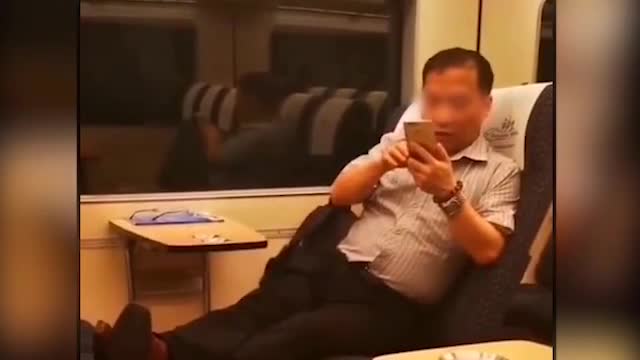 男子高铁上占三座还辱骂乘务员，广铁介入调查