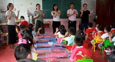 省学生安全救助会等单位向驿城区儿童送节日礼物