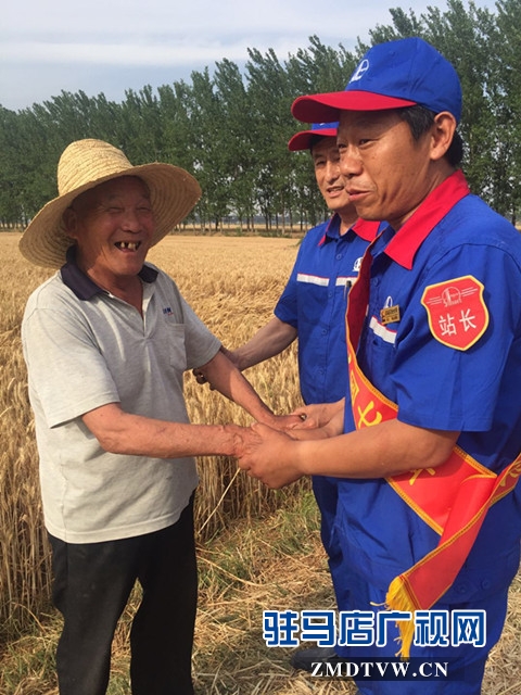 中石化驻马店石油分公司共产党员服务队助力“三夏”保丰收