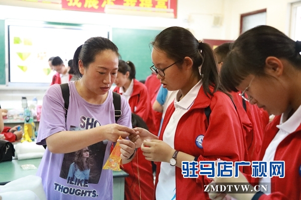 驻马店市实验中学师生“体验式”过端午 感受传统节日魅力