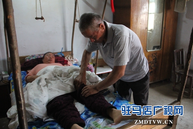 十年如一日风雨不弃   好丈夫照顾瘫痪妻子无怨无悔