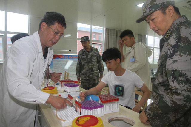 驿城区300余名大学生参加预征体检