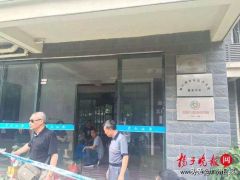 痛心！200多斤重钢化玻璃从墙上剥落，4岁男孩被砸身亡