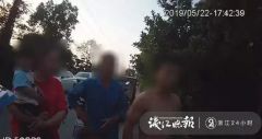家门口，女童被戴口罩的陌生女人抱走！事情很蹊跷……