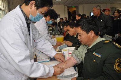 泌阳县组织开展为消防官兵义诊活动