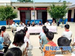 上蔡杨集镇外出创业人员为当地小学校捐赠校服