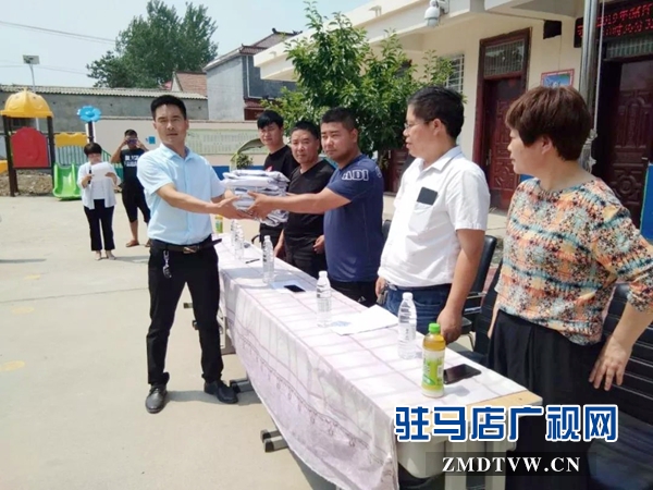 上蔡杨集镇外出创业人员为当地小学校捐赠校服