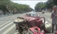 大爷闯红灯撞上轿车 辅警帮赔钱遭车主拒绝：就要他赔...
