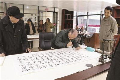 爱心企业捐赠10万元用以颐康养老中心老人的日常护理