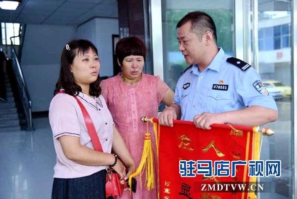 母女不慎落水中 正阳警官勇救人