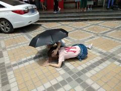 高空抛物又伤人！深圳地铁口，女子头部被砸倒地