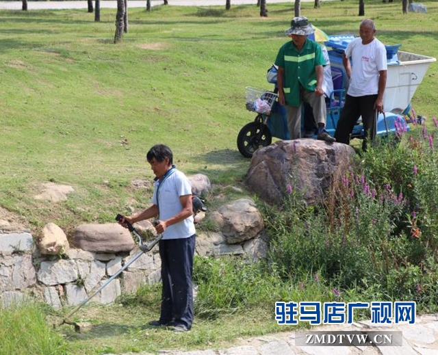 烈日坚守岗位——高温下的工作者