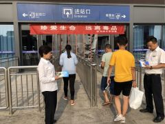 驻马店火车站开展禁毒宣传 上千名旅客签名示“拒毒”