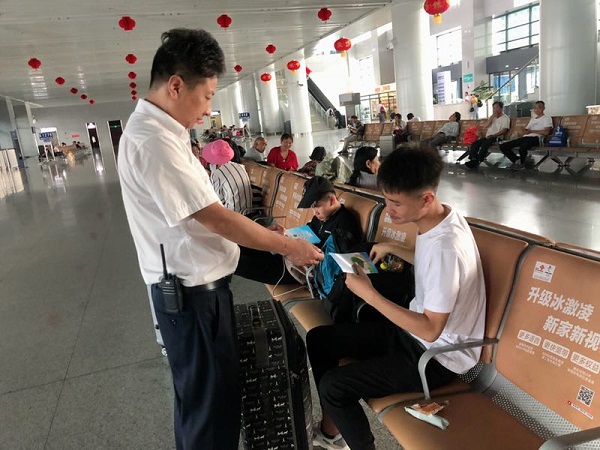 底线不能碰 毒品永不沾：驻马店火车站禁毒宣传 上千名旅客签名示“拒毒”