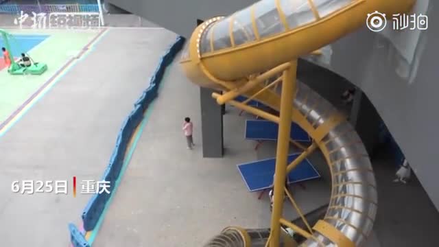 魔幻！重庆轻轨坐滑梯出站