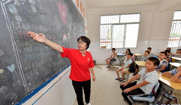正阳县四中举行“暑期防溺水 快乐阅读”承诺签名活动