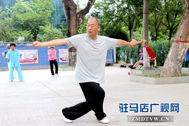 市民公园晨练忙