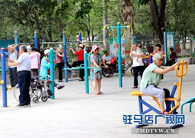 市民公园晨练忙