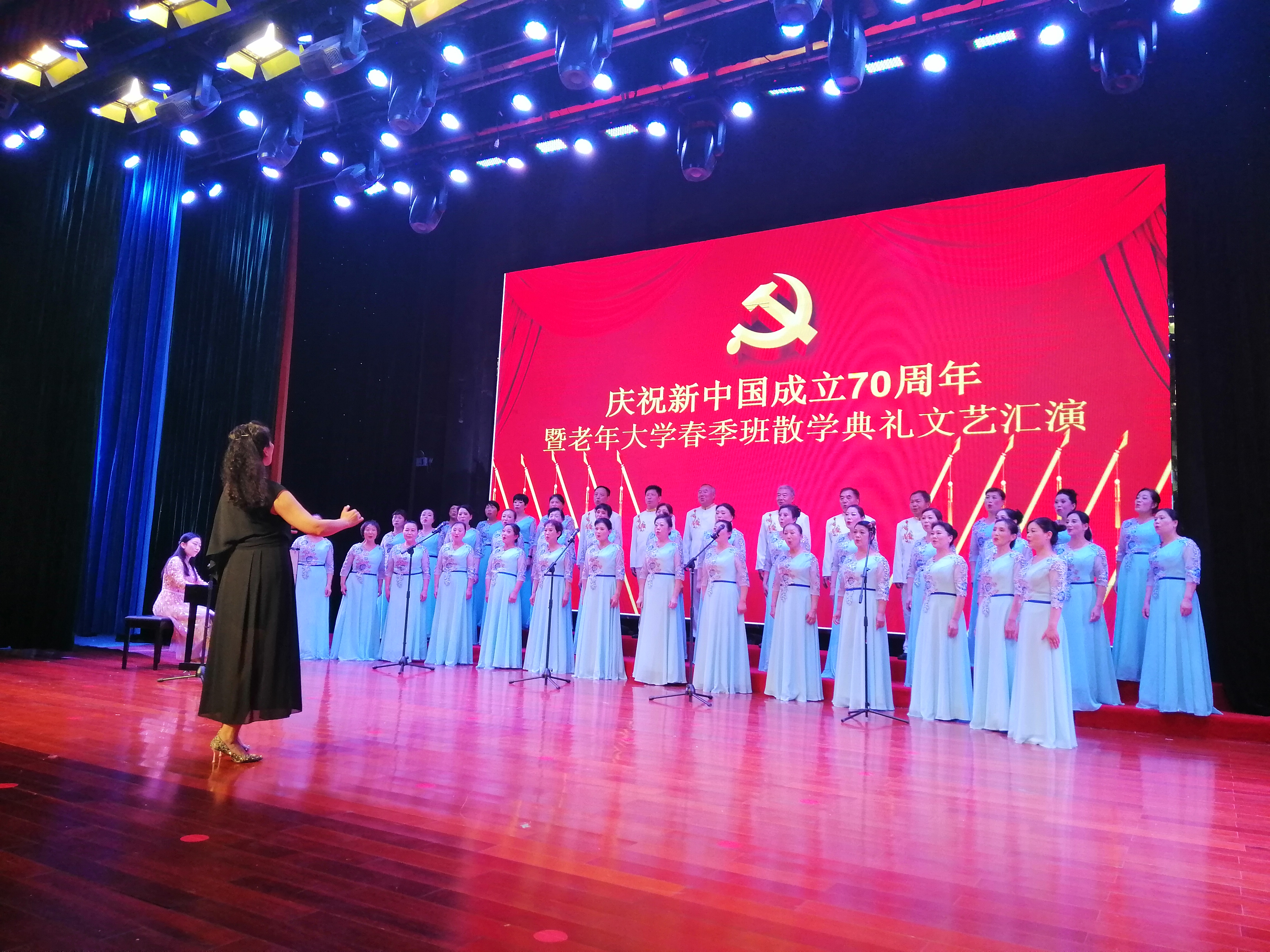 驻马店市直老年大学载歌载舞礼赞祖国