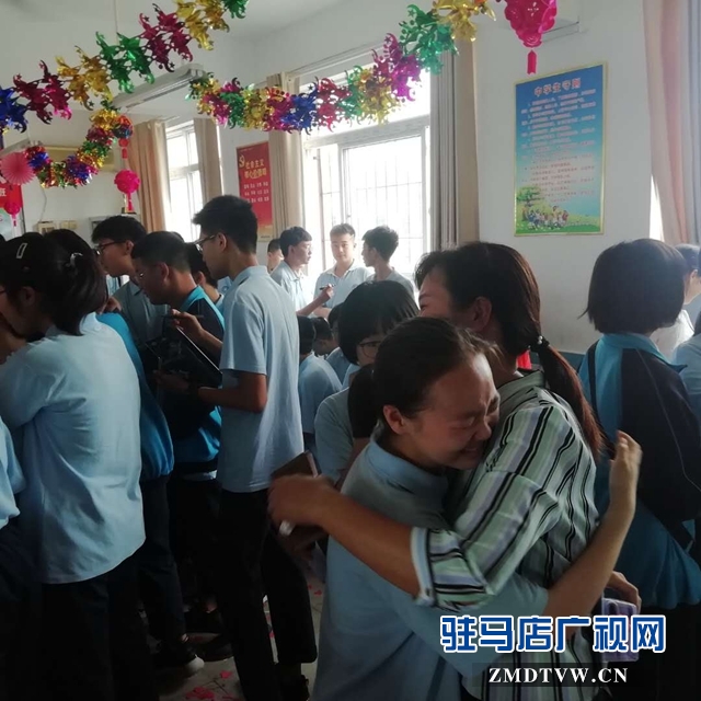 温暖毕业季  学生和家长集体谢师恩