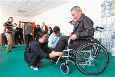 驻马店市残联为残疾人免费发放辅助器具