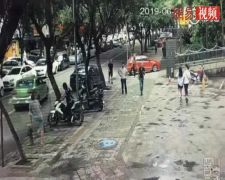 警察冒死抓贩卖毒品嫌疑人 被车拖行20米仍不放手