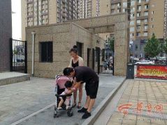 女子抱娃被狗撞倒孩子或留后遗症 狗主人拒签协议