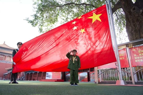 致敬！天安门前，94岁老兵无声告白